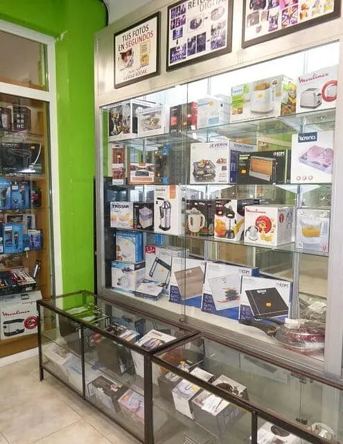 exposición de zona de tecnología en tienda